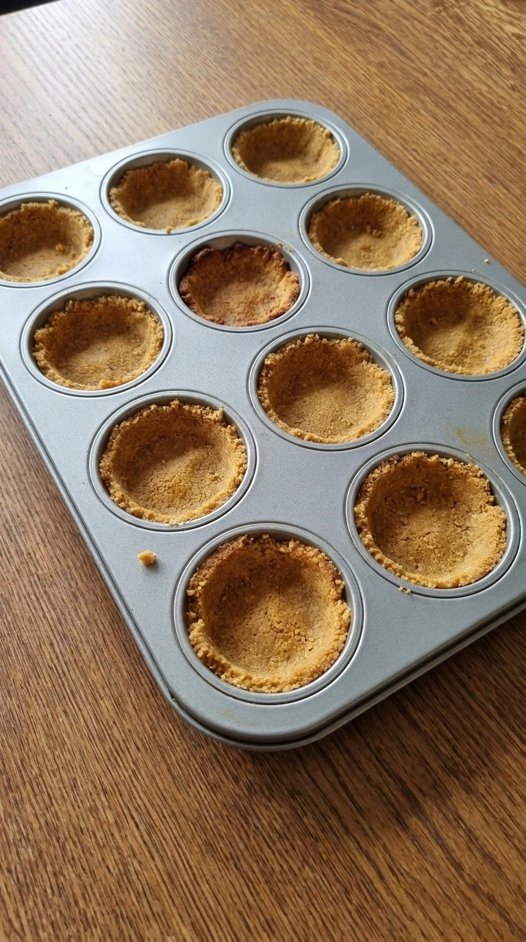 Apple Crisp Mini Cheesecake crust bases with toasted crumb texture Recipe focus: mini apple crisp cheesecake.