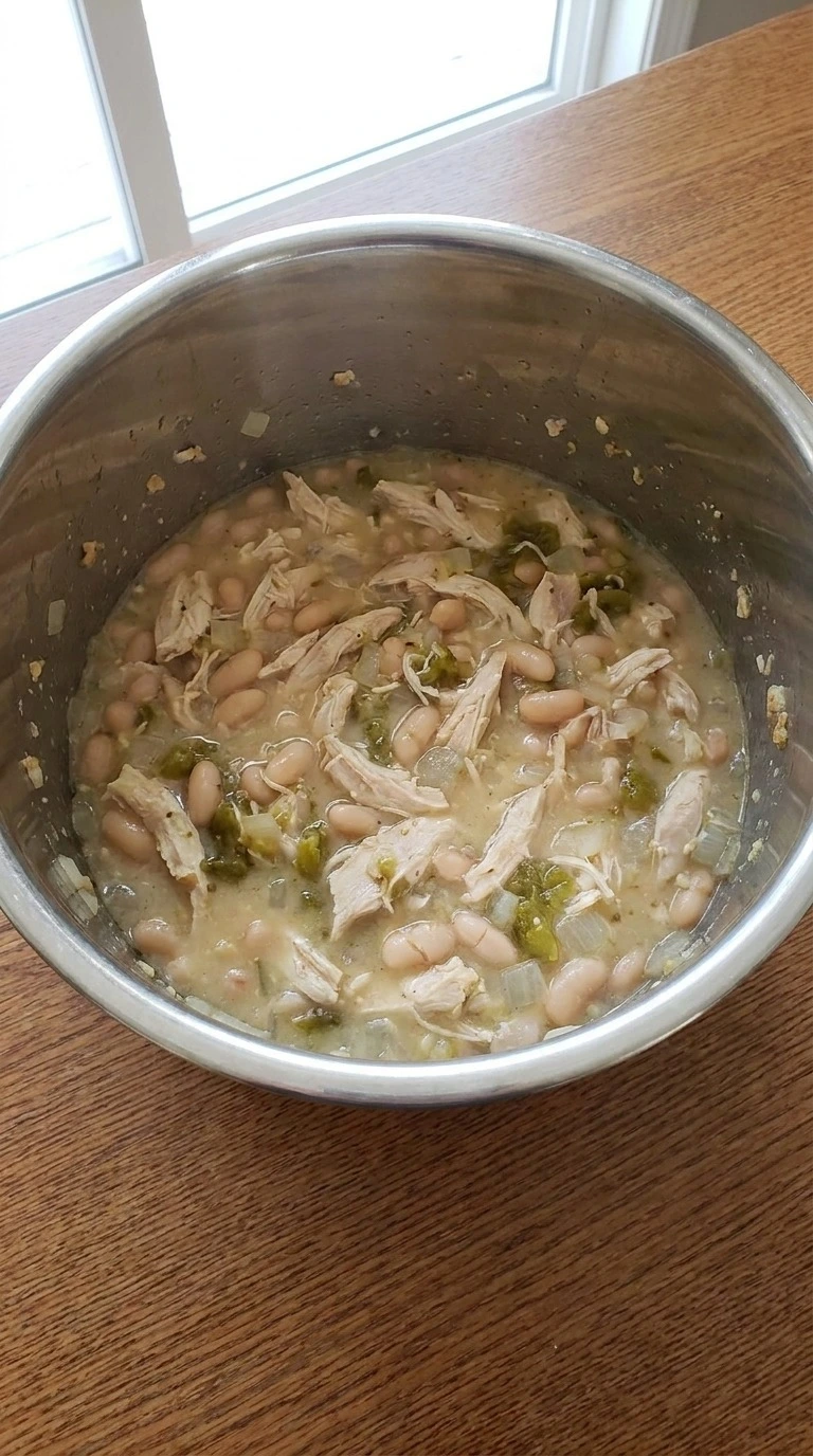 Instant Pot White Chicken Chili pressure cooked chicken and creamy beans texture Recipe focus: white chicken chili instant pot.